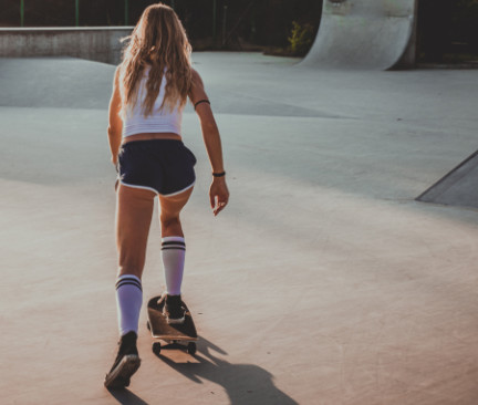 dívka v skate parku