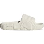 Dámské Sportovní pantofle adidas Originals v bílé barvě ze syntetiky ve slevě na léto 