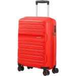 Plastové kufry American Tourister v červené barvě na čtyřech kolečkách o objemu 35 l 