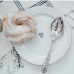 Dezertní talíře v bílé barvě v minimalistickém stylu z porcelánu k Valentýnu s průměrem 19 cm vyrobené v Česku 