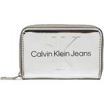 Dámské Designer Luxusní peněženky Calvin Klein Jeans ve stříbrné barvě z koženky veganské ve slevě 