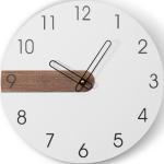 Nástěnné hodiny v hnědé barvě ze dřeva 