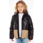 Dětské bundy s kapucí Chlapecké v černé barvě z polyesteru ve velikosti 8 let Designer od značky Calvin Klein Jeans z obchodu Answear.cz s poštovným zdarma 