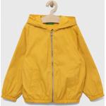 Dětské bundy s kapucí Dívčí v žluté barvě z polyesteru od značky United Colors of Benetton z obchodu Answear.cz 