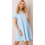 Dámské Letní šaty FashionHunters ve světle modré barvě z bavlny ve velikosti M s krátkým rukávem s kulatým výstřihem s volány ve slevě 