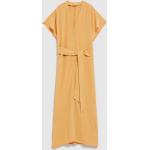 Dámské Šaty Moodo v hořčicové barvě v elegantním stylu z polyesteru ve velikosti XS maxi s výstřihem do V ve slevě 