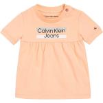 Dětské šaty Dívčí v oranžové barvě z bavlny ve velikosti 68 strečové Designer od značky Calvin Klein Jeans z obchodu Answear.cz 