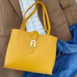 Dámské Luxusní kabelky FURLA Furla ve zlaté barvě z kůže 