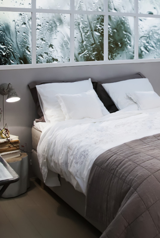 moderní, vysoká box spring postel v šedé barvě