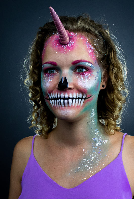 Třpytivý make-up na halloween párty ve stylu strašidelný jednorožec