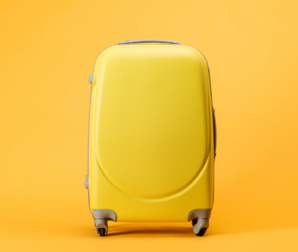 žlutý skořepinový kufr