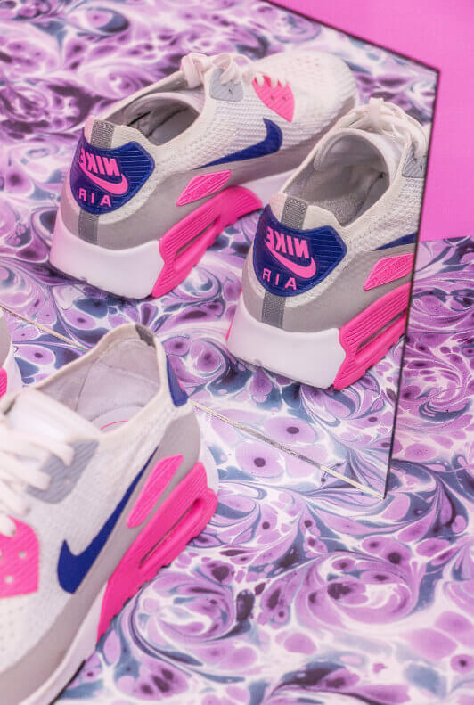 Nike air max tenisky na růžovém pozadí