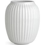 Vázy v bílé barvě v industriálním stylu z keramiky o velikosti 20 cm 