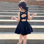 Dětské společenské šaty v černé barvě v elegantním stylu 