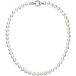 Stříbrné náhrdelníky v bílé barvě ze stříbra Perlové na slavnosti 