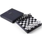 Šachy v černé barvě ze dřeva 