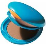 Make-up Shiseido v tmavě béžové barvě pro přirozený vzhled voděodolné s texturou kompaktního pudru SPF 30 