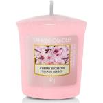 Aromatické svíčky Yankee Candle v pudrové barvě s motivem Meme / Theme Cherry Blossom ve slevě 